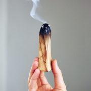 Legno di Palo santo da raccolta sostenibile, per profumare gli ambienti, allontana zanzare e altri insetti, è considerato un rilassante psico-fisico in grado di conferire pace e serenità e di migliorare la qualità del sonno. Armonizza corpo, mente e spirito, ripristinando l'equilibrio interiore; si pensa sia in grado di purificare gli ambienti dalle negatività, ripristinando l'equilibrio energetico e vibrazionale
